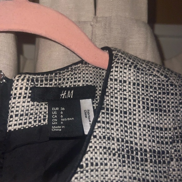 H&M office style knit short dress- size 6 - Picture 3 of 3